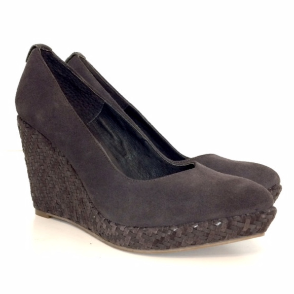 dark gray wedges